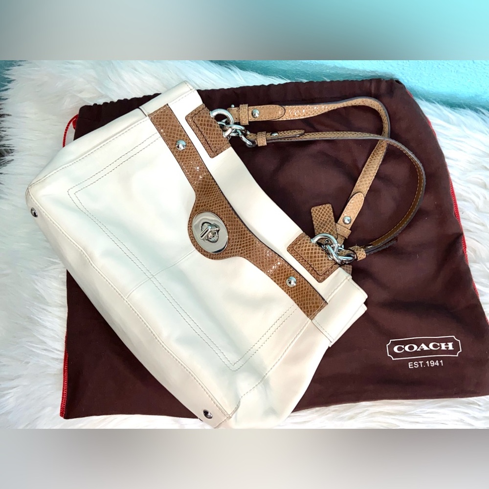 Like new Coach leather purse with original dust bag